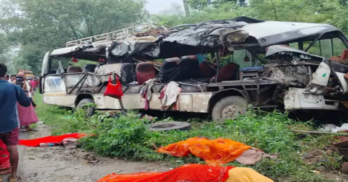 बाबाधाम में 18 की मौत: देवघर में भीषण सड़क हादसा, बस-ट्रक टक्कर में 18 कांवड़ियों की मौत, कई घायल