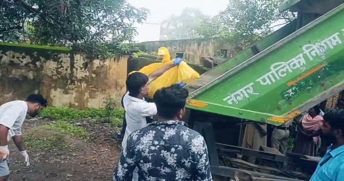 ‘छत्तीसगढ़ में अर्थी पर सिस्टम, कचरा गाड़ी में शव’, अधजली महिला की लाश के साथ अमानवीयता का Video वायरल