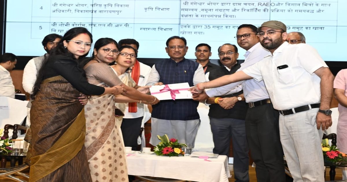 संपूर्णता अभियान में उत्कृष्ट कार्य करने वाले दो जिलों और छह विकासखंडों को मिला स्वर्ण पदक, CM ने कहा- दूरस्थ क्षेत्रों और विशेष पिछड़ी जनजातियों को विकास की सबसे ज्यादा जरूरत