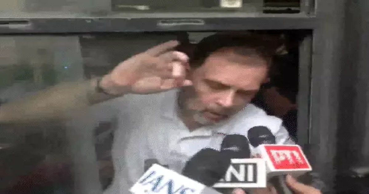 हिरासत में लिए गए राहुल और प्रियंका, चुनाव आयोग जा रहा मार्च रुका
