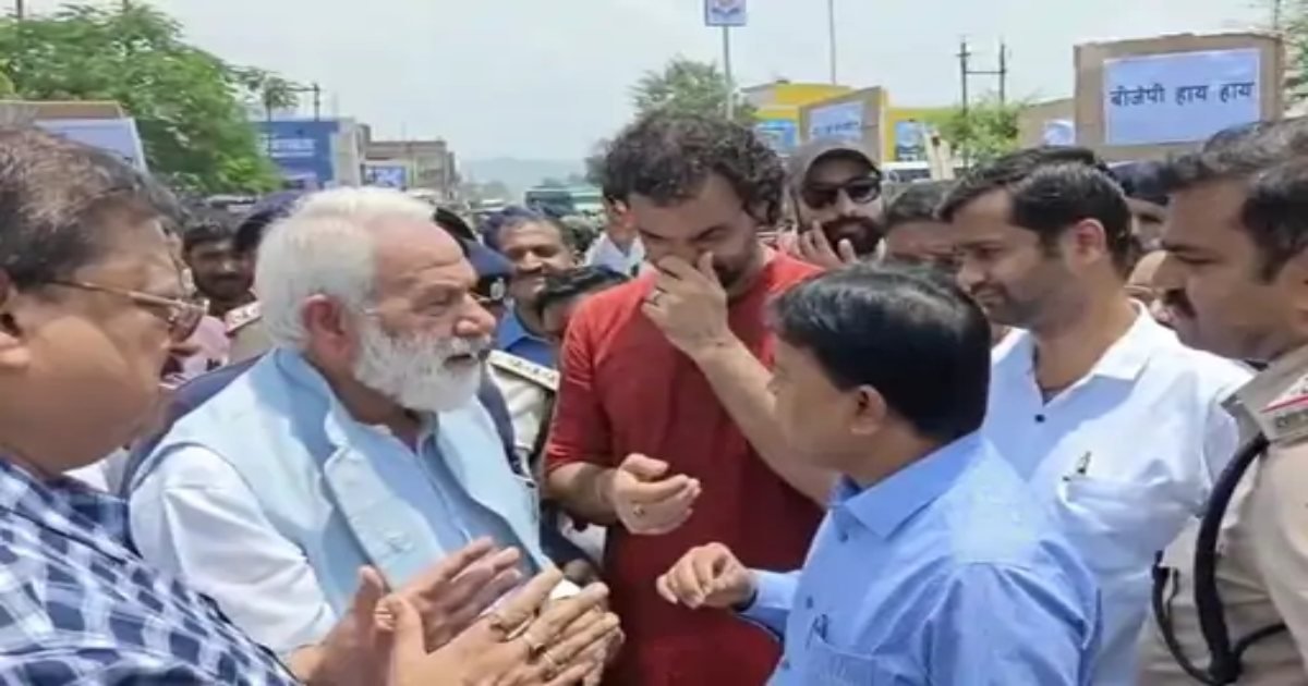 ‘काम कराओ, नहीं तो इतने जूते मारेंगे कि बच्चे गंजे पैदा होंगे’, खस्ताहाल सड़क को लेकर कांग्रेस नेता ने दी EE को धमकी