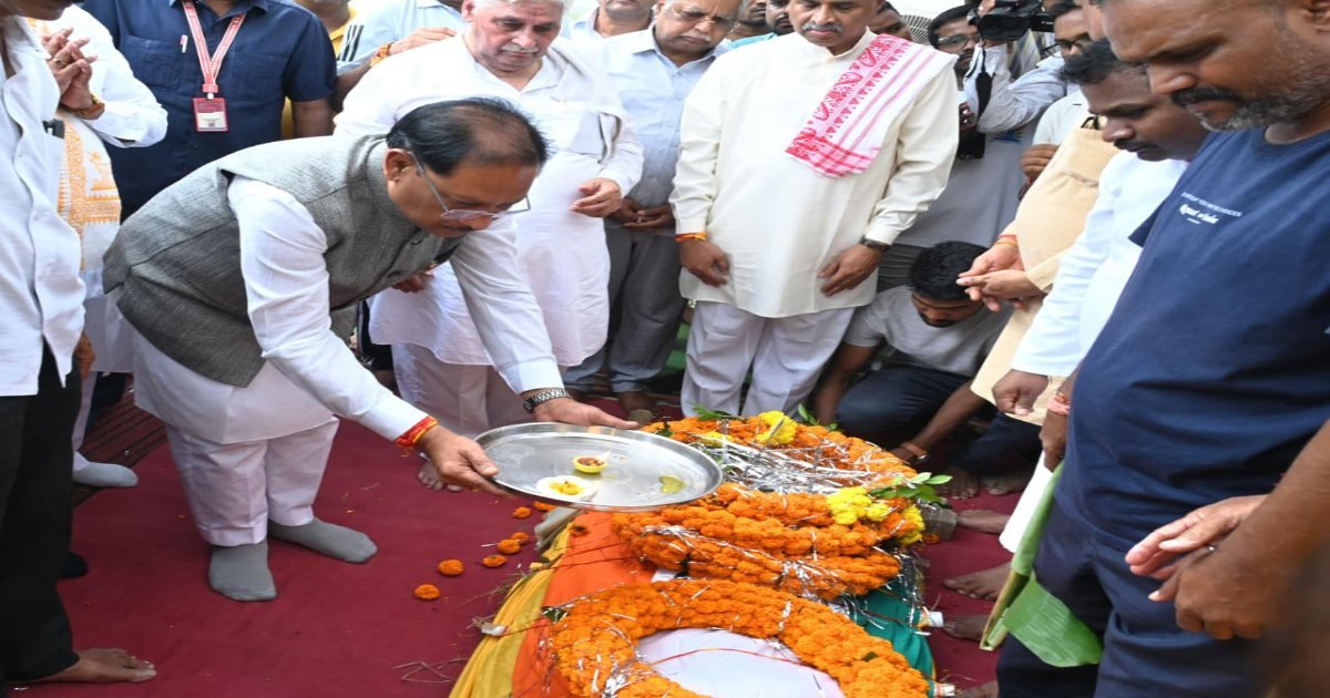 मुख्यमंत्री साय ने पूर्व प्रांत प्रचारक शांताराम को दी श्रद्धांजलि, पार्थिव शरीर पर पुष्पचक्र अर्पित कर किया नमन