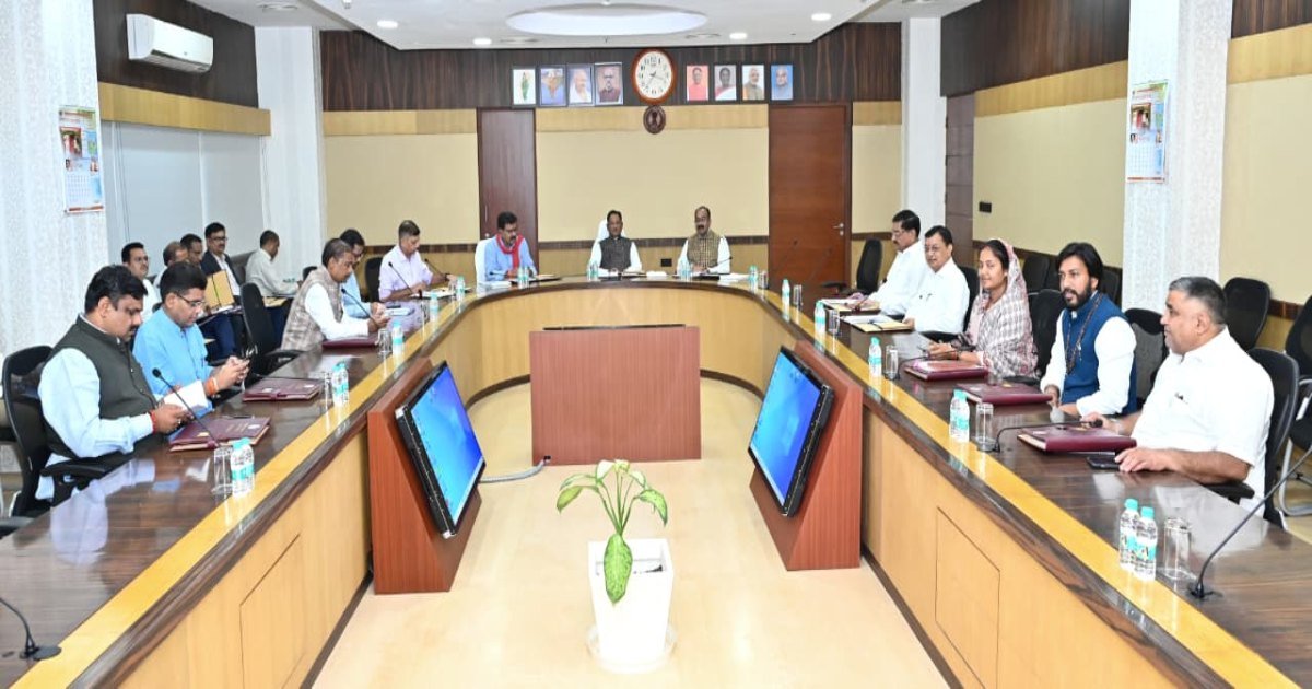 Cabinet: नक्सल हमले में शहीद आकाश गिरेपूंजे की पत्नी को DSP पद पर अनुकंपा नियुक्ति, वरिष्ठ मीडियाकर्मियों 20 हजार की सम्मान राशि, पढ़ें साय कैबिनेट के कई महत्वपूर्ण निर्णय