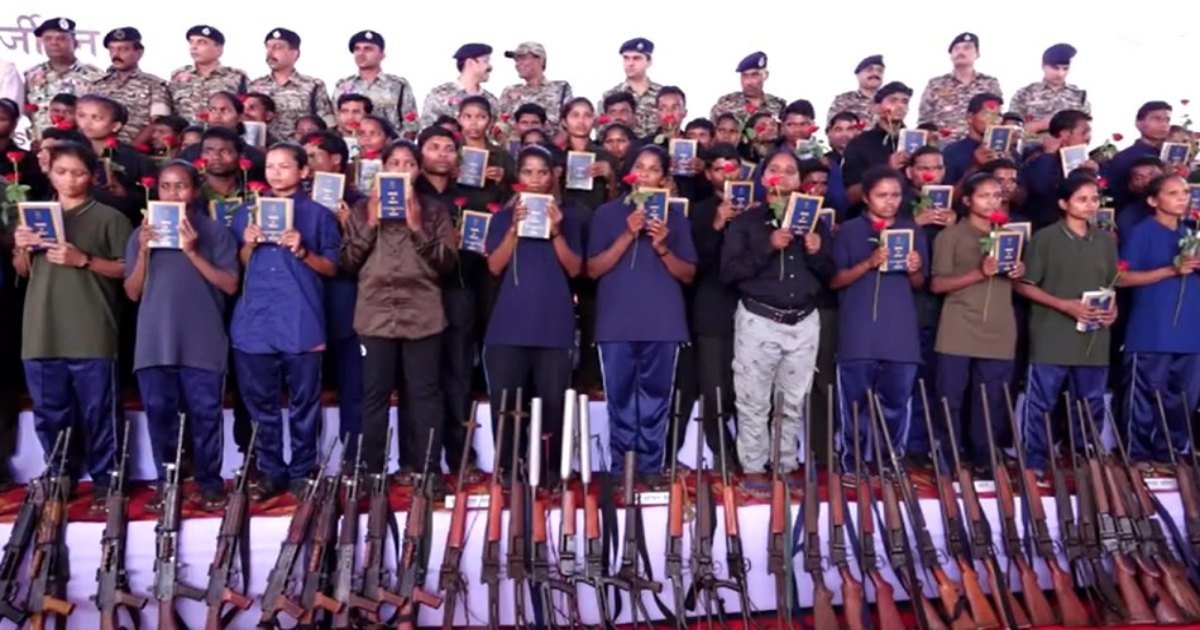 Video देश का सबसे बड़ा माओवादी आत्मसमर्पण: हाथ में संविधान और गुलाब; छत्तीसगढ़ में 210 नक्सलियों ने छोड़ी हिंसा, पुलिस को सौंपे हथियार