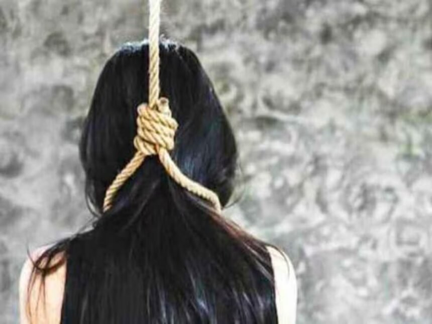 सुसाइड नोट लिख फंदे पर झूली साइंस कॉलेज की छात्रा, सीलिंग फैन से लटकी मिली लाश