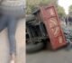 CG : तेज रफ्तार ट्रैक्टर ट्राली पलटी, नीचे दबने से युवक की दर्दनाक मौत