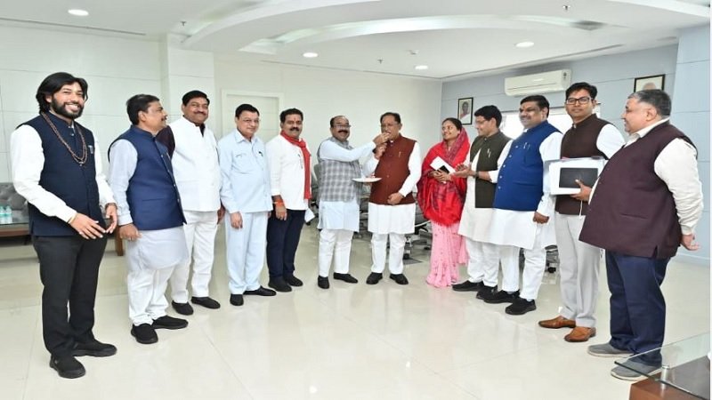 एकात्म परिसर में आतिशबाज़ी, बिहार चुनाव में NDA की जीत का जश्न, राजीव भवन में सन्नाटा…