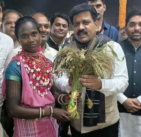 उपमुख्यमंत्री शर्मा ने मिलेट्स क्वीन लहरी बैगा को सम्मानित किया