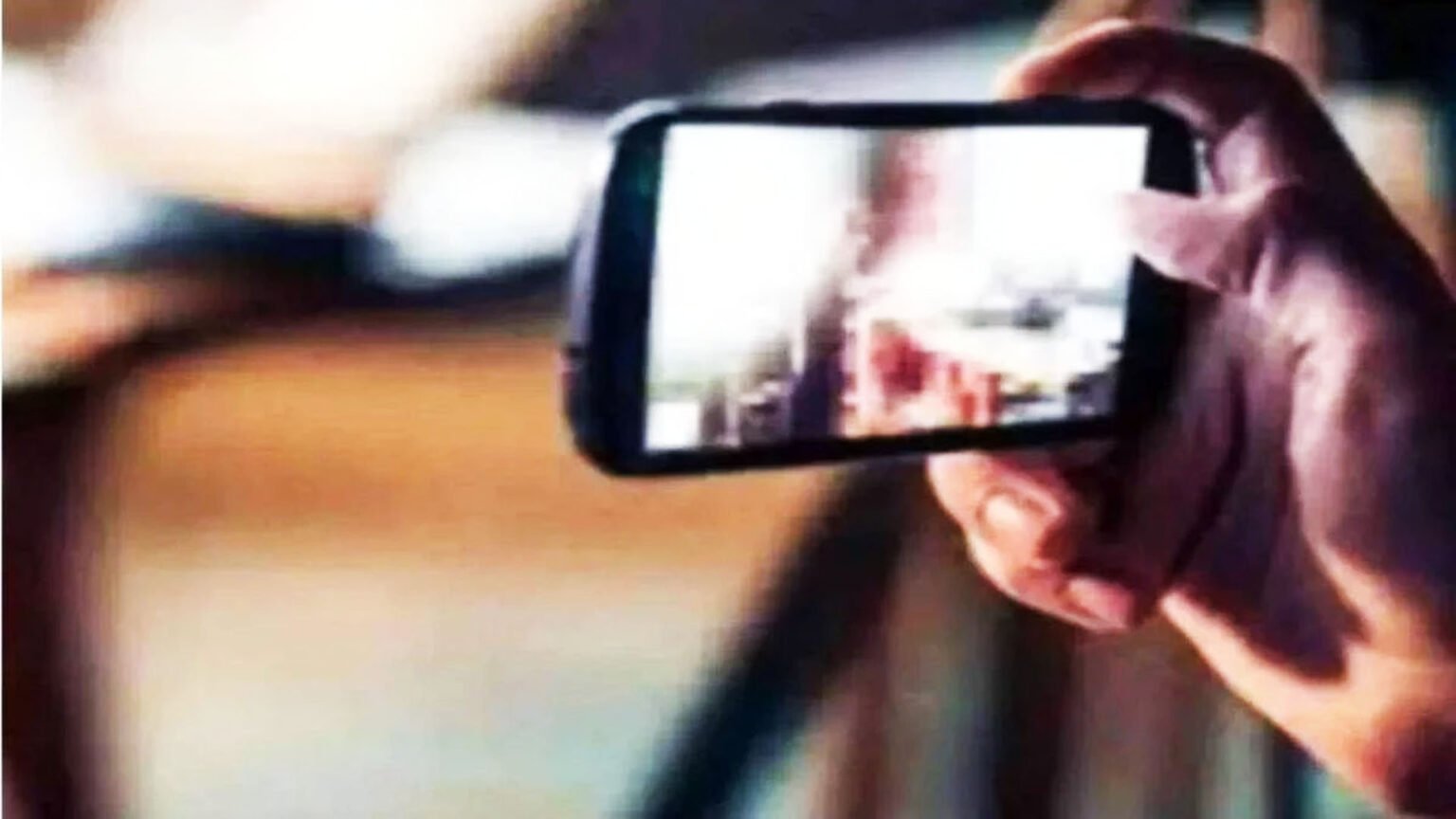 CG – युवती ने व्हाट्सप्प पर किया अश्लील वीडियो कॉल, पहले उतारे कपड़े, फिर ब्लैकमेल कर ऐंठ लिए लाखों रुपए, दो आरोपी गिरफ्तार