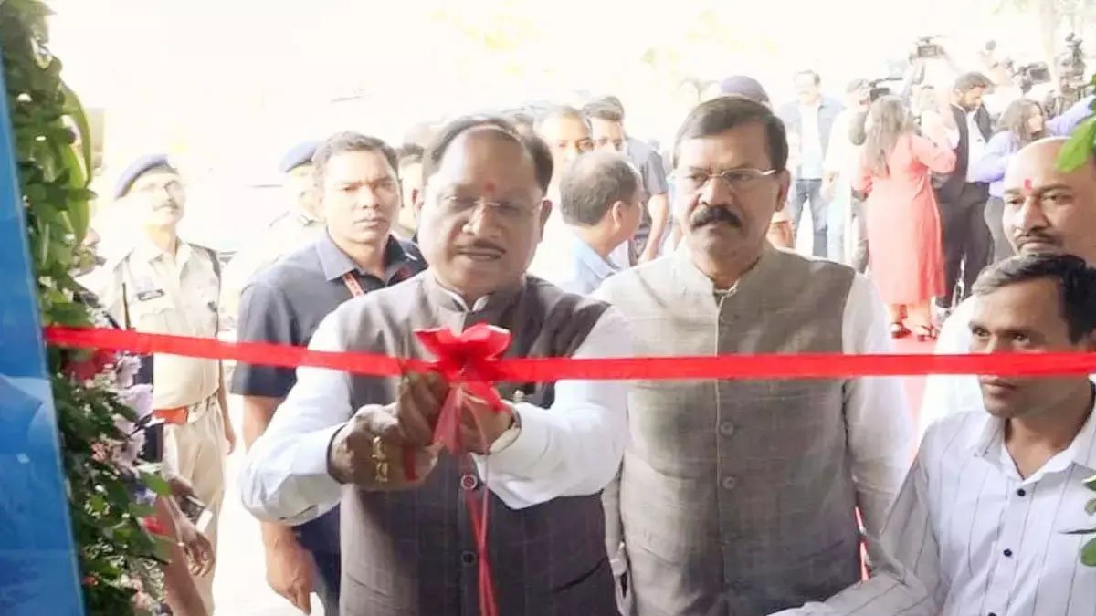 सीएम साय का दो दिवसीय गुजरात दौरा: नए शासकीय हैंगर का किया लोकार्पण, कई कार्यक्रमों में करेंगे शिरकत