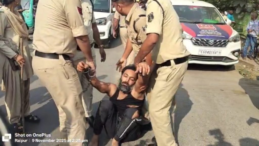 CG – हिस्ट्रीशीटर वीरेंद्र तोमर का रायपुर पुलिस ने निकाला जुलूस, फटी बनियान में लंगड़ाते दिखा, फिर अचानक हुआ बेहोश…