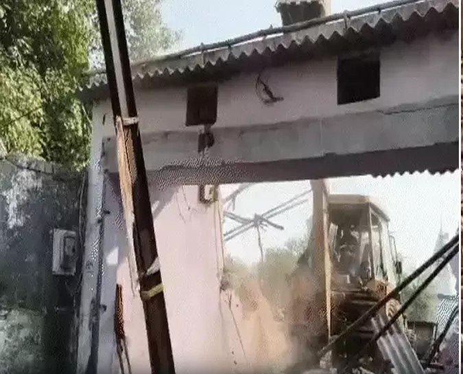 शूटर के घर चला बुलडोजर: आरोपी के अवैध निर्माण को निगम ने तोड़ा, 15 दिन पहले बाजार में चलाया था गोली