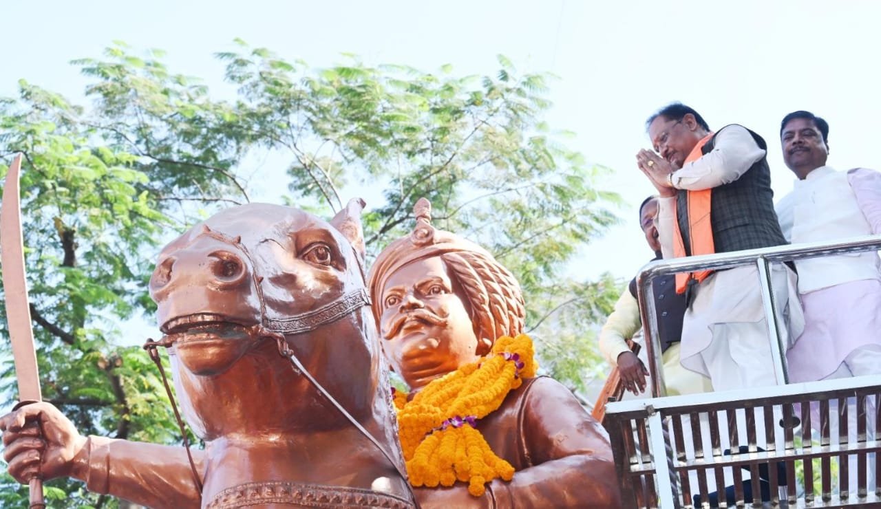 मुख्यमंत्री विष्णुदेव साय ने जयस्तंभ चौक में किया शहीद वीर नारायण सिंह के त्याग और संघर्ष का स्मरण….