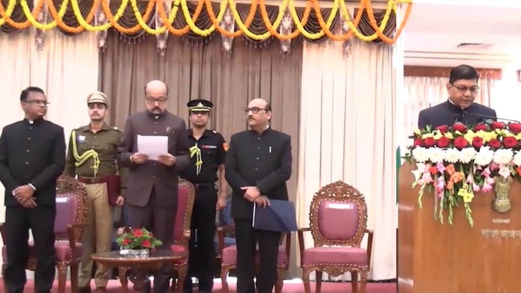 ब्रेकिंग : राज्यपाल डेका ने मुख्य सूचना आयुक्त एवं राज्य सूचना आयुक्तों को दिलाई पद की शपथ……