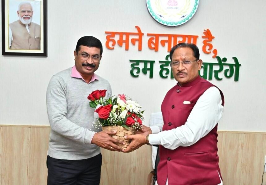 मुख्यमंत्री साय के नवनियुक्त सलाहकार आर. कृष्णा दास को केबिनेट मंत्री का दर्जा, सीएम ने नए दायित्वों के लिए दी बधाई