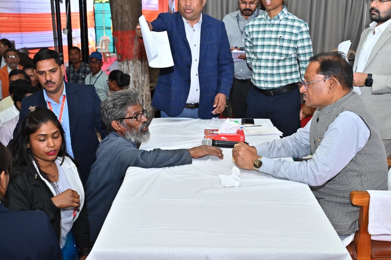 60 वर्षीय अविवाहित श्रमिक हनुमंत राव का नहीं बना था राशन कार्ड…मुख्यमंत्री ने जनदर्शन में तत्काल राशन कार्ड बनाने के दिए निर्देश