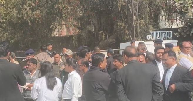जिला न्यायालय को मिली बम से उड़ाने की धमकी ! मौके पर पहुंचे पुलिस के वरिष्ठ अधिकारी, मचा हड़कंप
