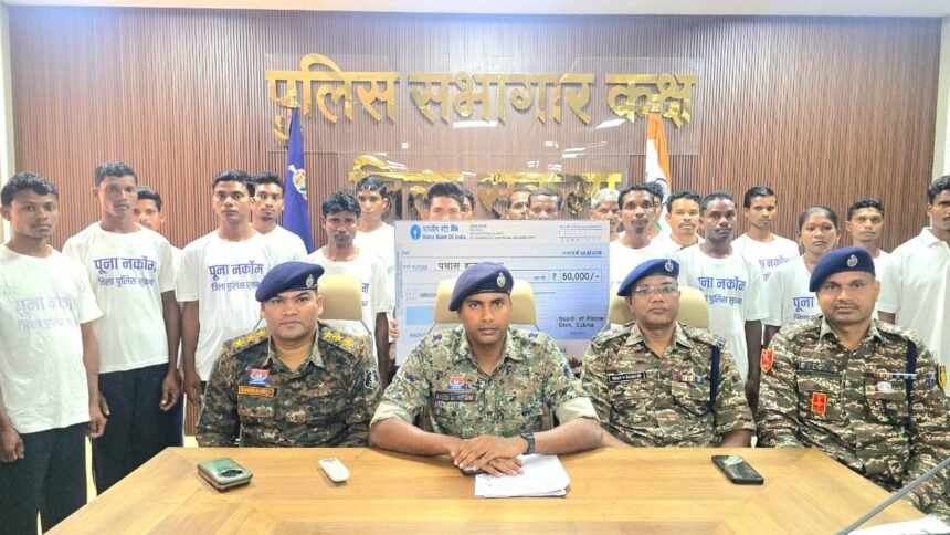 Naxal Surrender : नक्सलवाद पर बड़ा प्रहार: सुकमा में 1 महिला सहित 22 माओवादियों ने डाले हथियार