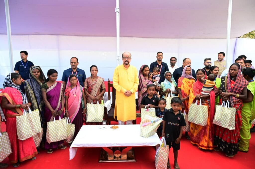 राज्यपाल डेका ने बैगा-बिरहोर आदिवासियों की संस्कृति को सहेजने की दी सीख