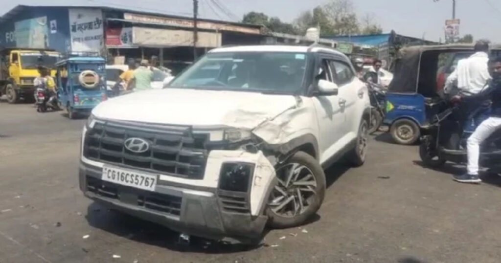 अंबिकापुर का गांधी चौक बना ‘ब्लैक स्पॉट’, दो कारों की जोरदार भिड़ंत, बाल-बाल बचे सवार