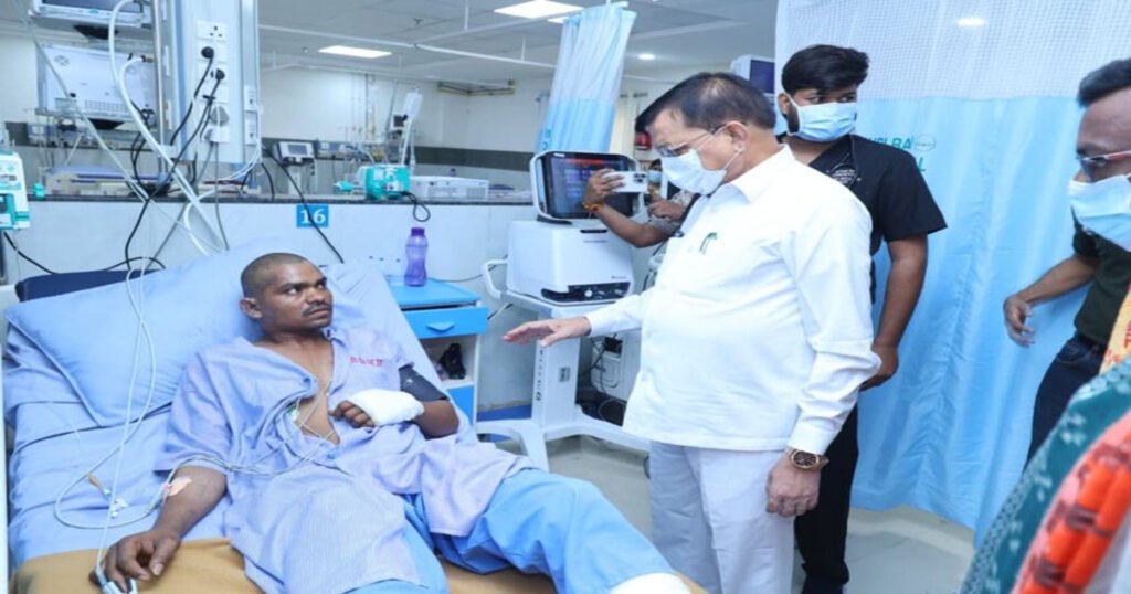 वेदांता प्लांट हादसा; कैबिनेट मंत्री देवांगन ने घायलों का जाना हालचाल, बेहतर उपचार के दिए निर्देश