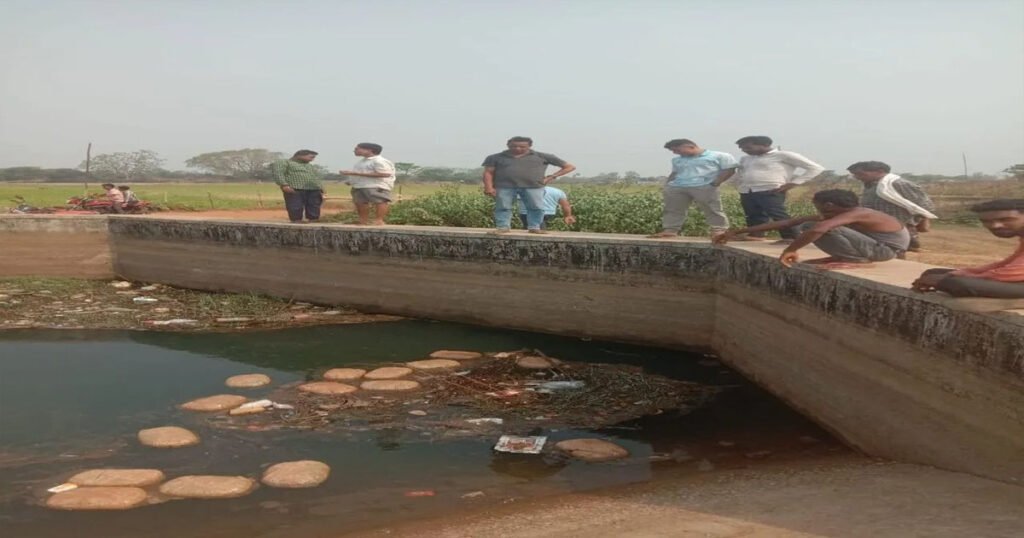 नहर में बह रहा था गांजा एक के बाद एक इतने पैकेट किए पुलिस ने बरामद कीमत जानकर उड़ जाएंगे होश