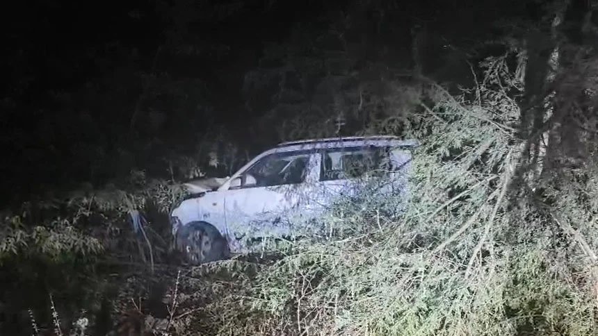 शिक्षक की मौत : अनियंत्रित होकर पेड़ से टकराई कार, घायल शिक्षक ने इलाज के दौरान तोड़ा दम……