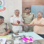 CG – पत्रकार को सड़क पर मिला लाखों का खजाना : ईमानदारी की मिसाल पेश कर पुलिस को लौटाया, सोना-चांदी और कैश देख पुलिस भी रह गई दंग