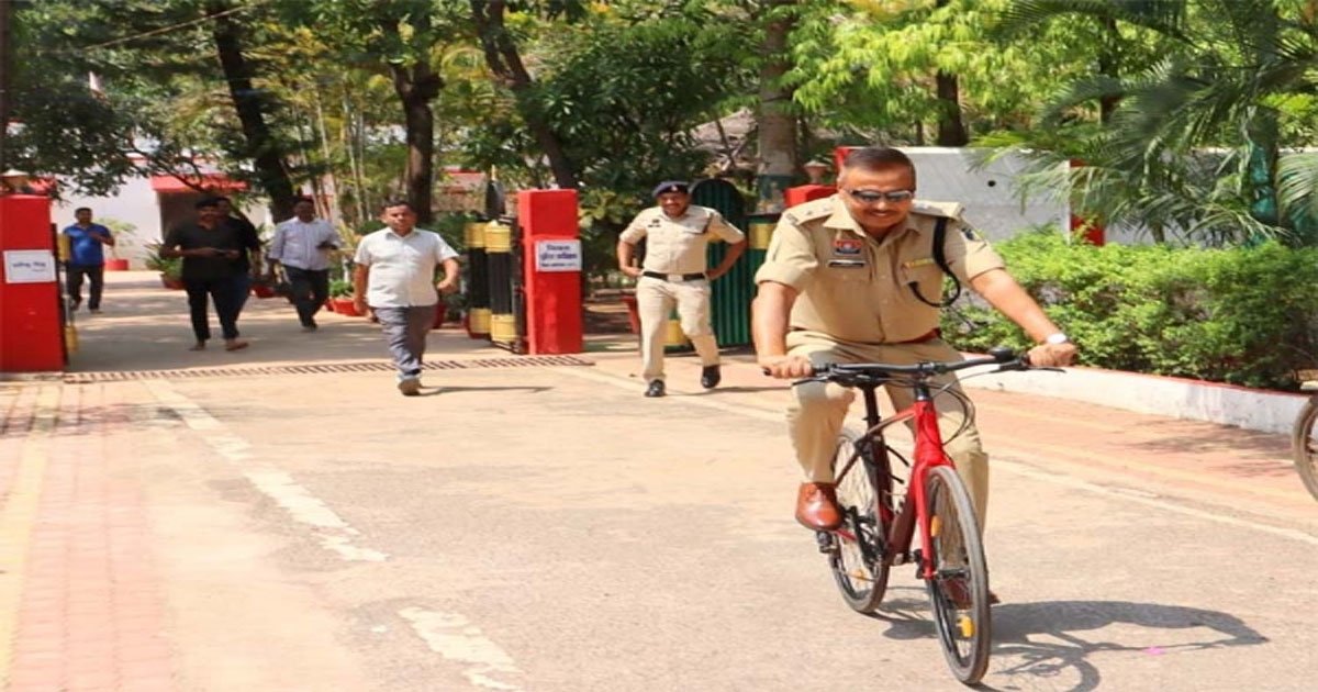 ऊर्जा बचत और पर्यावरण संरक्षण संदेश के साथ एसपी साइकिल से पहुंचे कार्यालय
