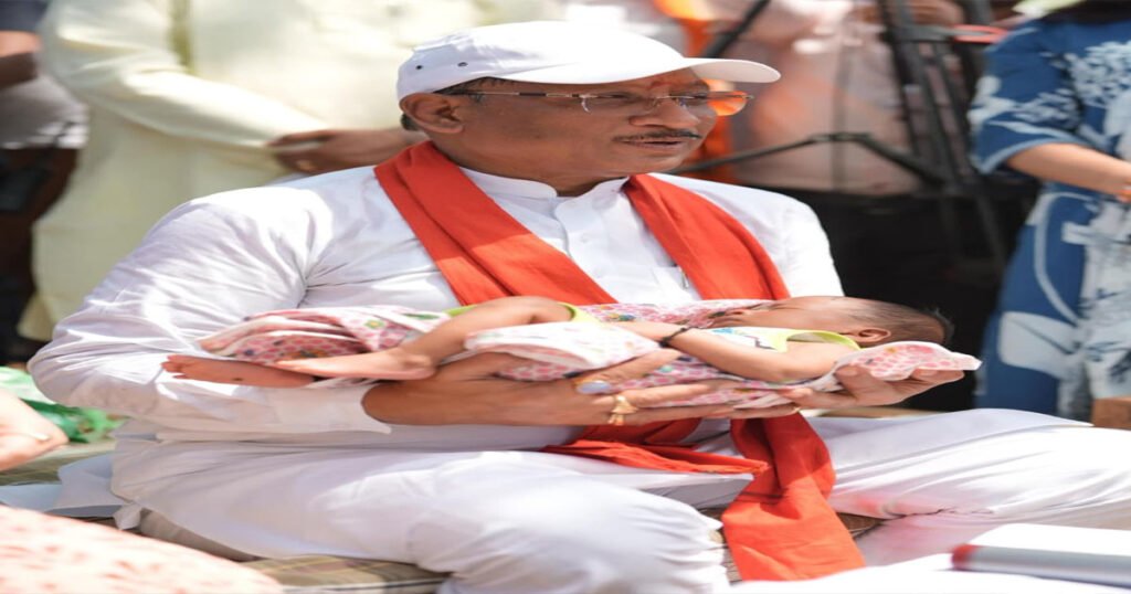 एक माह के नवजात का मुख्यमंत्री ने किया नामकरण, रविशंकर नाम से गूंजा गांव का आंगन