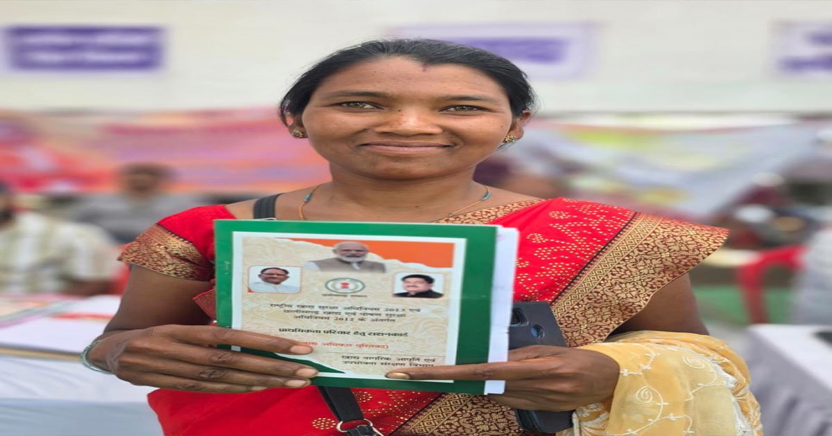 ’सुशासन तिहार में अलमा टोप्पो की वर्षों पुरानी समस्या का हुआ समाधान’, ’जनसमस्या निवारण शिविर में हाथों-हाथ मिला राशन कार्ड