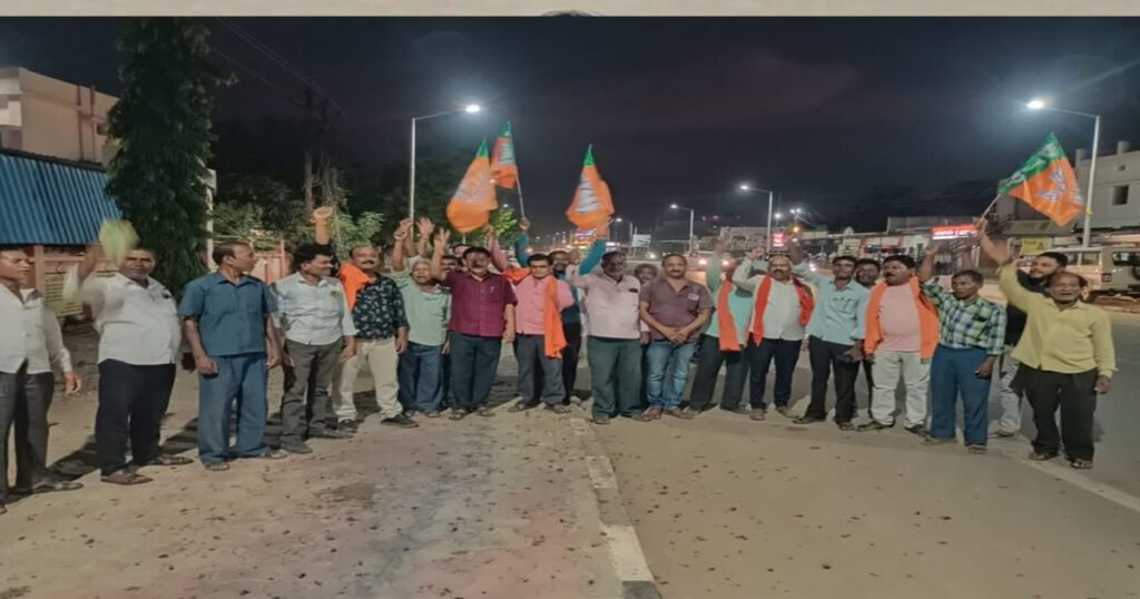 तीन राज्यों में BJP की जीत पर कोपरा में जश्न, आतिशबाज़ी और ‘झालमुड़ी पार्टी’ से गूंजा शहर