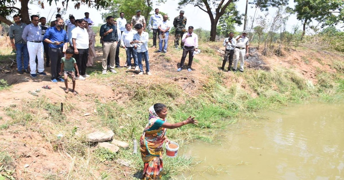 ​मनरेगा और जल निधि का महासंगम: छत्तीसगढ़ के धमतरी में ‘आजीविका डबरी’ से बदल रही ग्रामीण इकॉनमी की तस्वीर