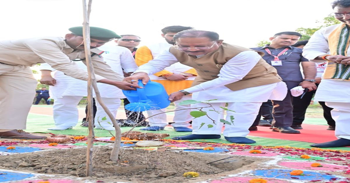 मुख्यमंत्री साय ने एक पेड़ मां के नाम अभियान के तहत किया पीपल का पौधारोपण