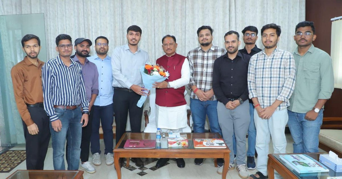 मुख्यमंत्री विष्णुदेव साय ने यूपीएससी प्रारंभिक परीक्षा में सफल ट्राइबल यूथ हॉस्टल के विद्यार्थियों से की मुलाकात