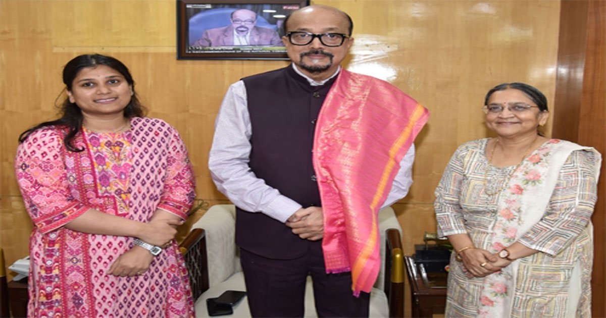 राज्यपाल डेका से सुप्रीम कोर्ट में छत्तीसगढ़ की स्टैंडिंग काउंसिल जैन ने की सौजन्य भेंट