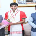 अंडर-18 एशिया कप विजेता हॉकी खिलाड़ी अवि मानिकपुरी ने मुख्यमंत्री साय से की सौजन्य भेंट