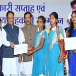 मुख्यमंत्री साय ने जशपुर के वन धन विकास केंद्र पंचक्की की महिला स्व-सहायता समूह को किया सम्मानित