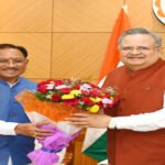 मुख्यमंत्री ने विधानसभा अध्यक्ष डॉ. सिंह को पुष्प गुच्छ भेंट कर अभिनंदन किया