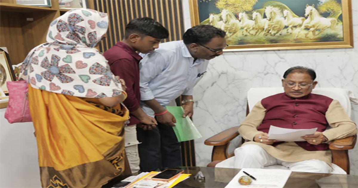 मुख्यमंत्री ने बगिया में जनदर्शन कर सुनी आमजनों की समस्याएं, आवेदनों के त्वरित व गंभीर निराकरण के दिए निर्देश