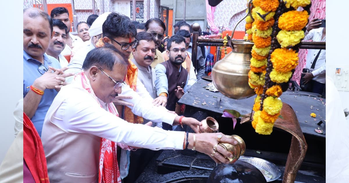 गुरु पूर्णिमा पर कोसमनारा पहुंचे मुख्यमंत्री विष्णु देव साय, सत्यनारायण बाबा धाम में की पूजा-अर्चना