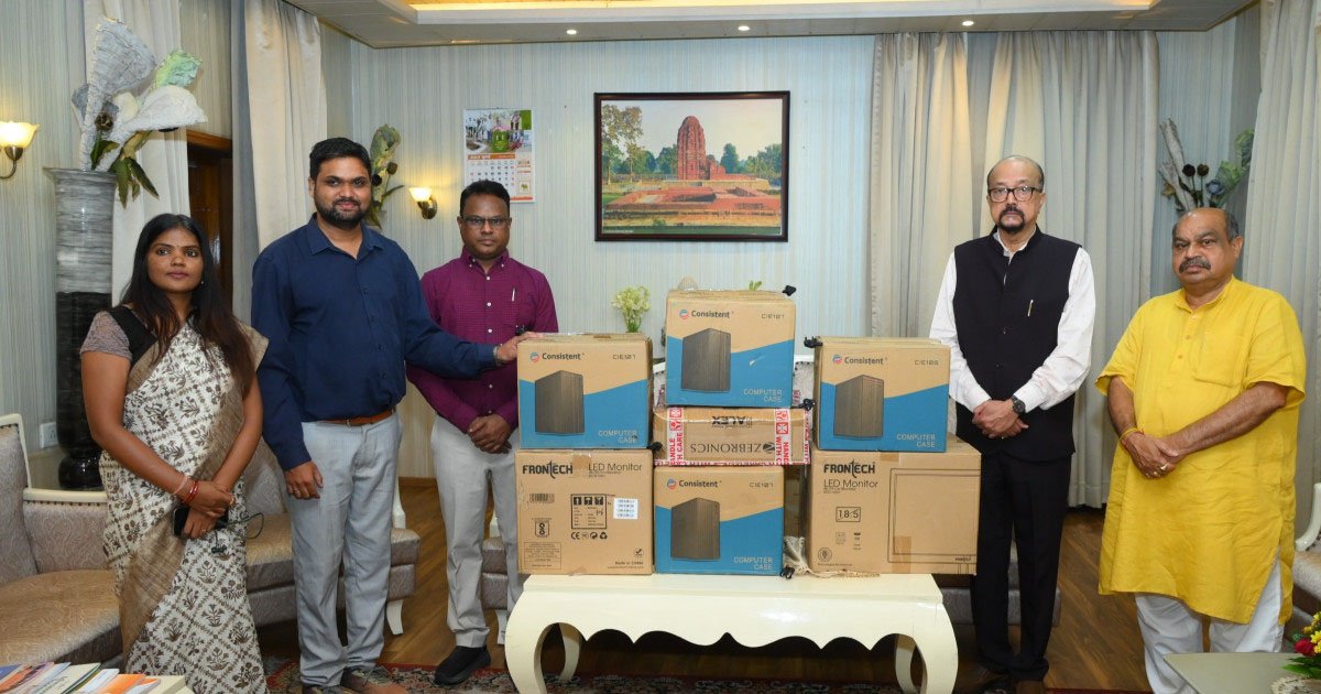 स्वेच्छानुदान मद से सुदूर वनांचल स्थित स्वामी आत्मानंद स्कूल, मांझीगुडा को 10 कंप्यूटर प्रदत्त