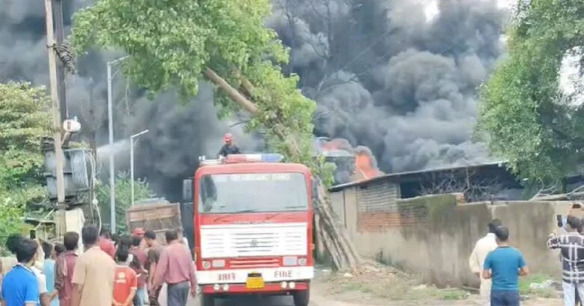 CG – कार्बन फैक्ट्री में लगी भीषण आग, आसमान में उठा काले धुएं का गुब्बारा, मंजर देख फैली दहशत