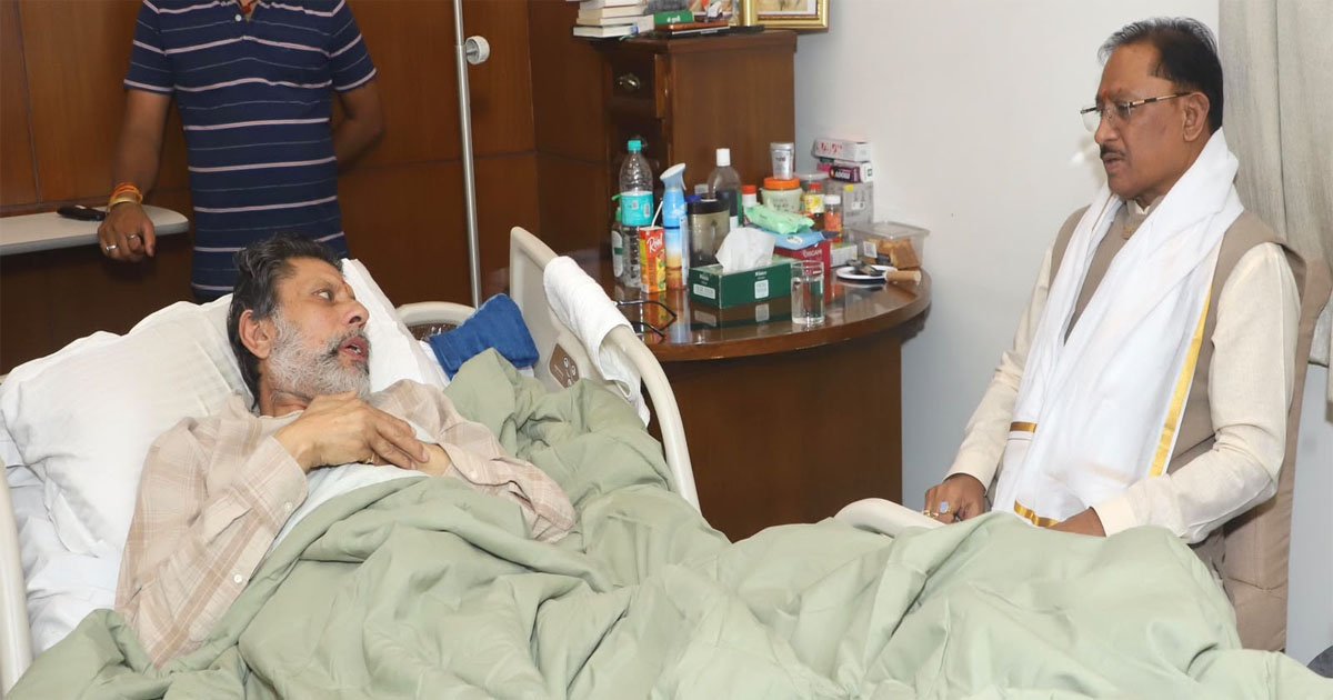 स्वास्थ्य लाभ ले रहे जगदलपुर विधायक किरण सिंह देव से मिले मुख्यमंत्री विष्णुदेव साय