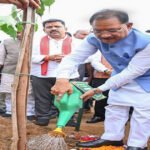 मुख्यमंत्री विष्णुदेव साय ने अपनी माँ के नाम पर लगाया पीपल का पौधा, वन महोत्सव-2026 का हुआ शुभारंभ