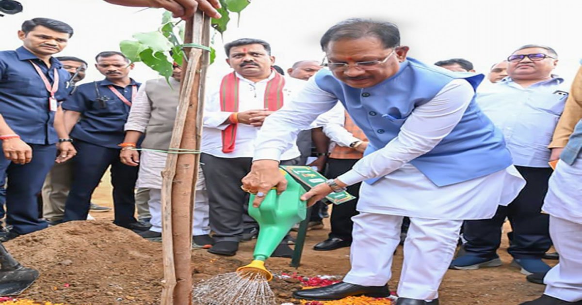 मुख्यमंत्री विष्णुदेव साय ने अपनी माँ के नाम पर लगाया पीपल का पौधा, वन महोत्सव-2026 का हुआ शुभारंभ