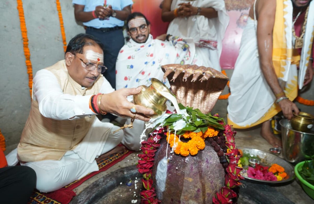 मुख्यमंत्री साय ने बाबा कर्मेश्वर का किया रुद्राभिषेक, प्रदेशवासियों की सुख-समृद्धि और खुशहाली की कामना की