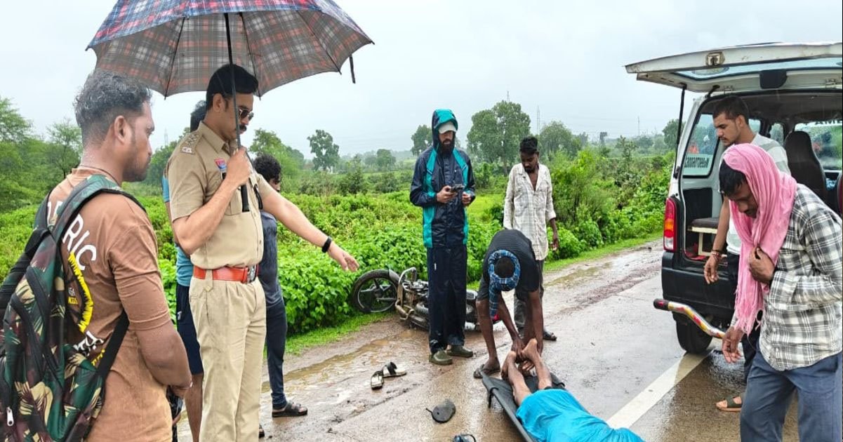 CG Accident : नेशनल हाईवे पर दर्दनाक हादसा! अज्ञात वाहन ने बाइक सवारों को रौंदा, एक युवक की मौके पर मौत, दो की हालत गंभीर