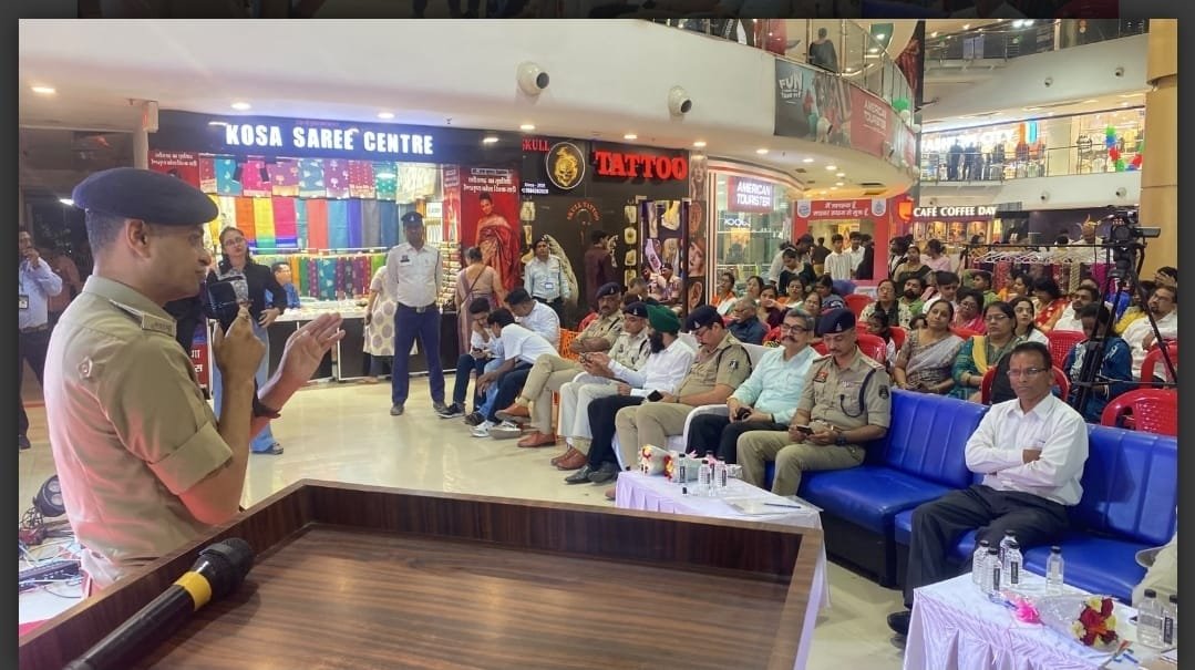 ट्रेजर आइलैंड मॉल में जागरूकता अभियान: साइबर सुरक्षा, नशा मुक्ति और यातायात नियमों की दी गई जानकारी