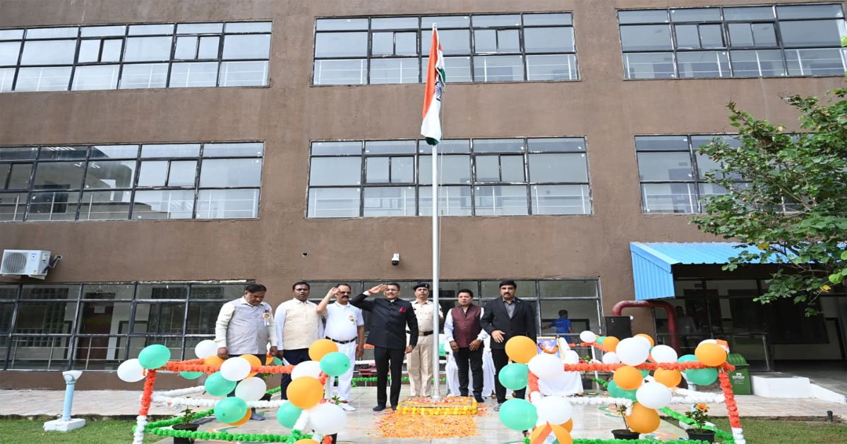इंद्रावती भवन में आयुक्त नगर तथा ग्राम निवेश अवनीश शरण ने किया ध्वजारोहण